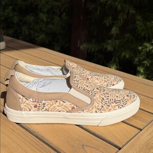 NWT: Taos Footwear Beige Floral Slip-On Sneakers